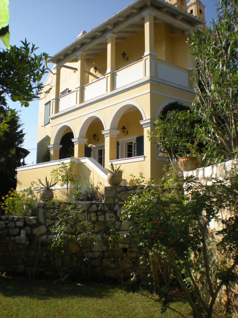 Schrägansicht der Rückseite des venezianischen Gutshauses Montebello in Atipernoi, Nord-Korfu