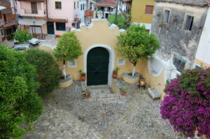 Innenhof des venezianischen Gutshauses Montebello mit Blick Richtung Dorfplatz in Antipernoi auf Korfu