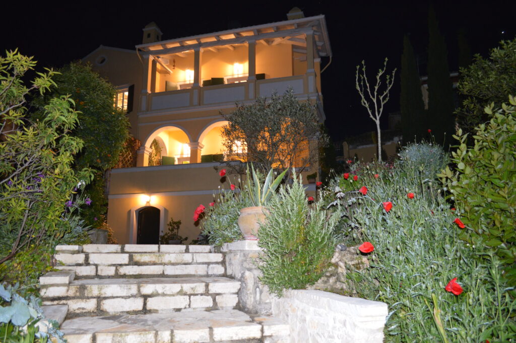 Rückansicht des venezianischen Gutshauses Montebello in Antipernoi auf Korfu bei Nacht, Blick vom Garten