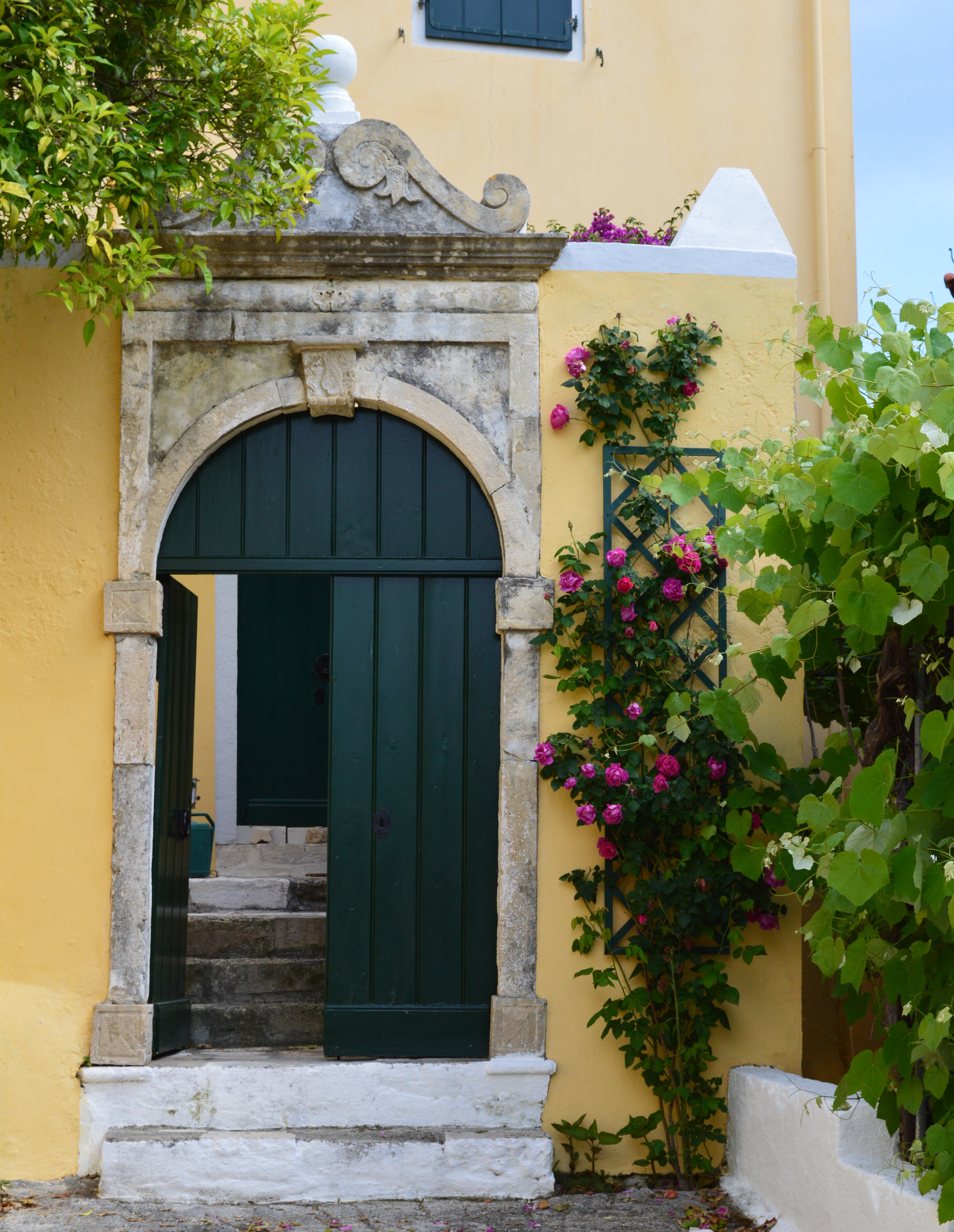Eingang mit historischer grüner Holztür