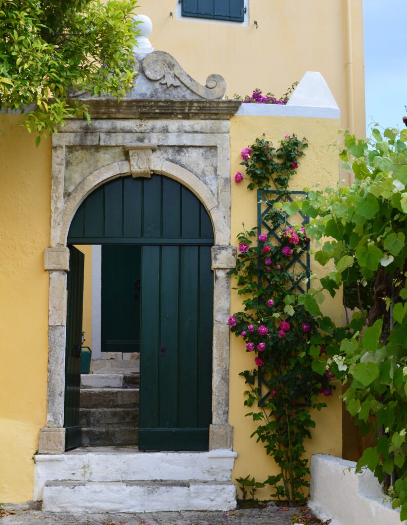 Eingang mit historischer grüner Holztür der Immobilie auf Korfu