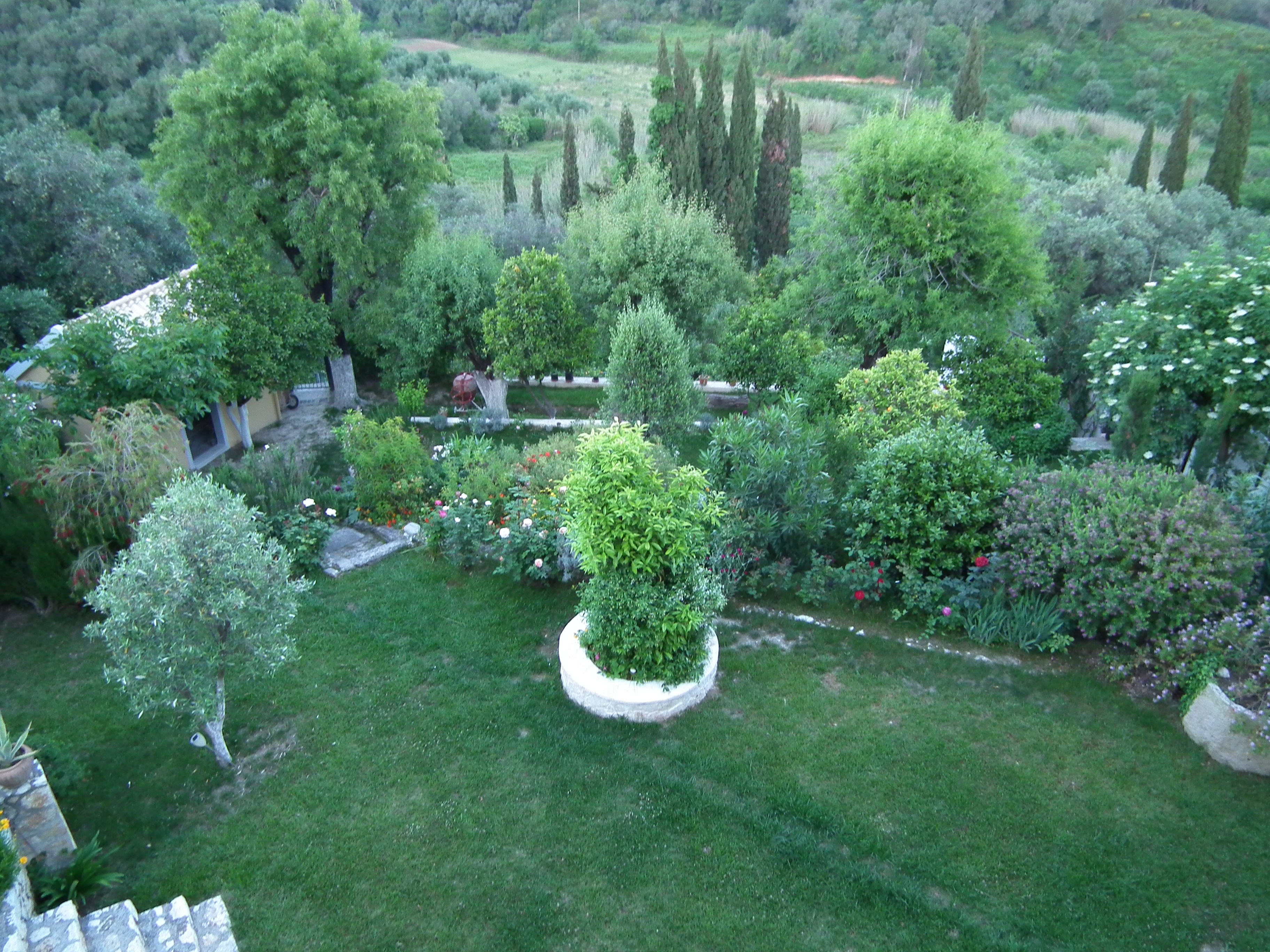 Garten des venezianischen Gutshauses Montebello in Antipernoi auf Korfu aus erhöhter Perspektive