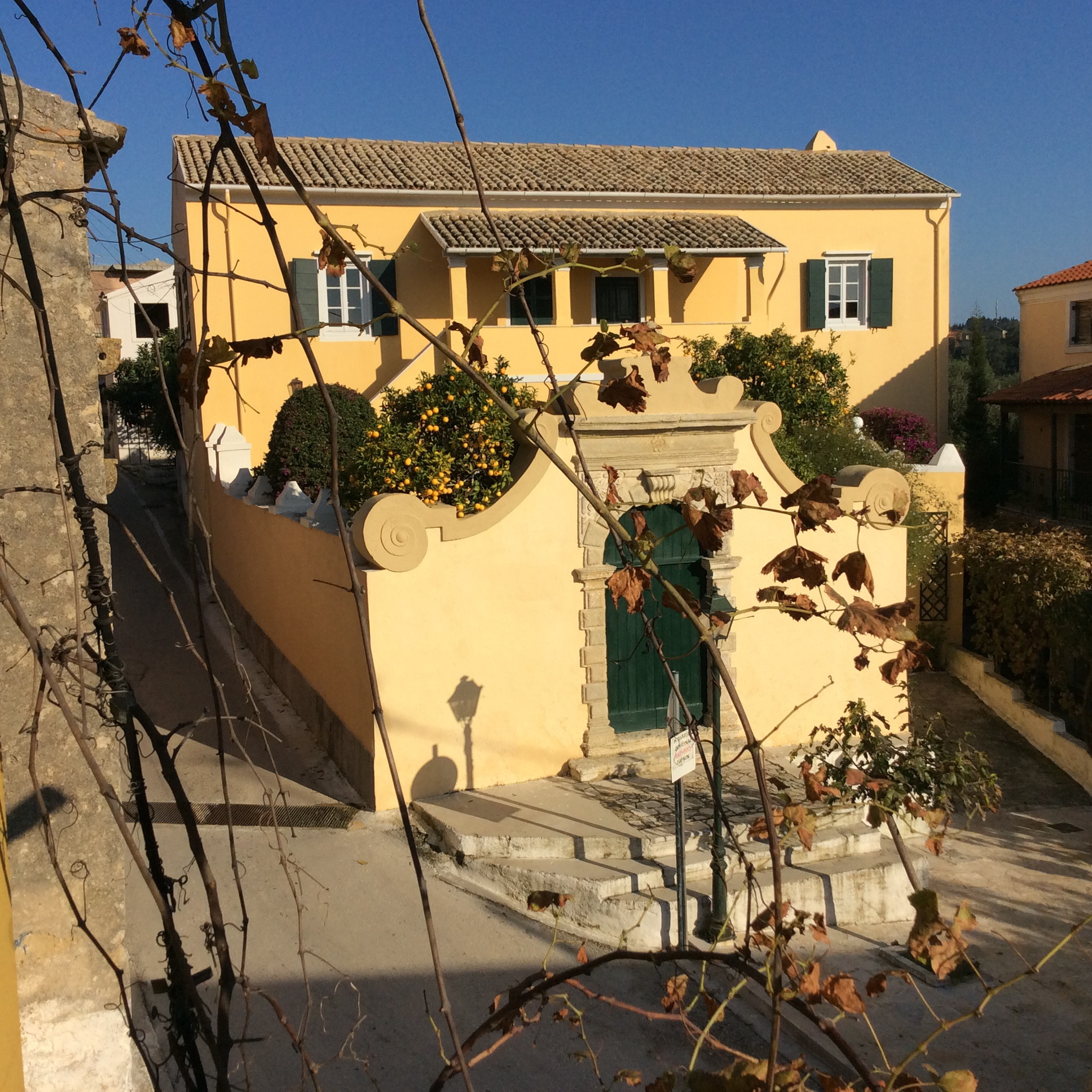 Kleines Herrenhaus mit historischer Steintreppe von vorn