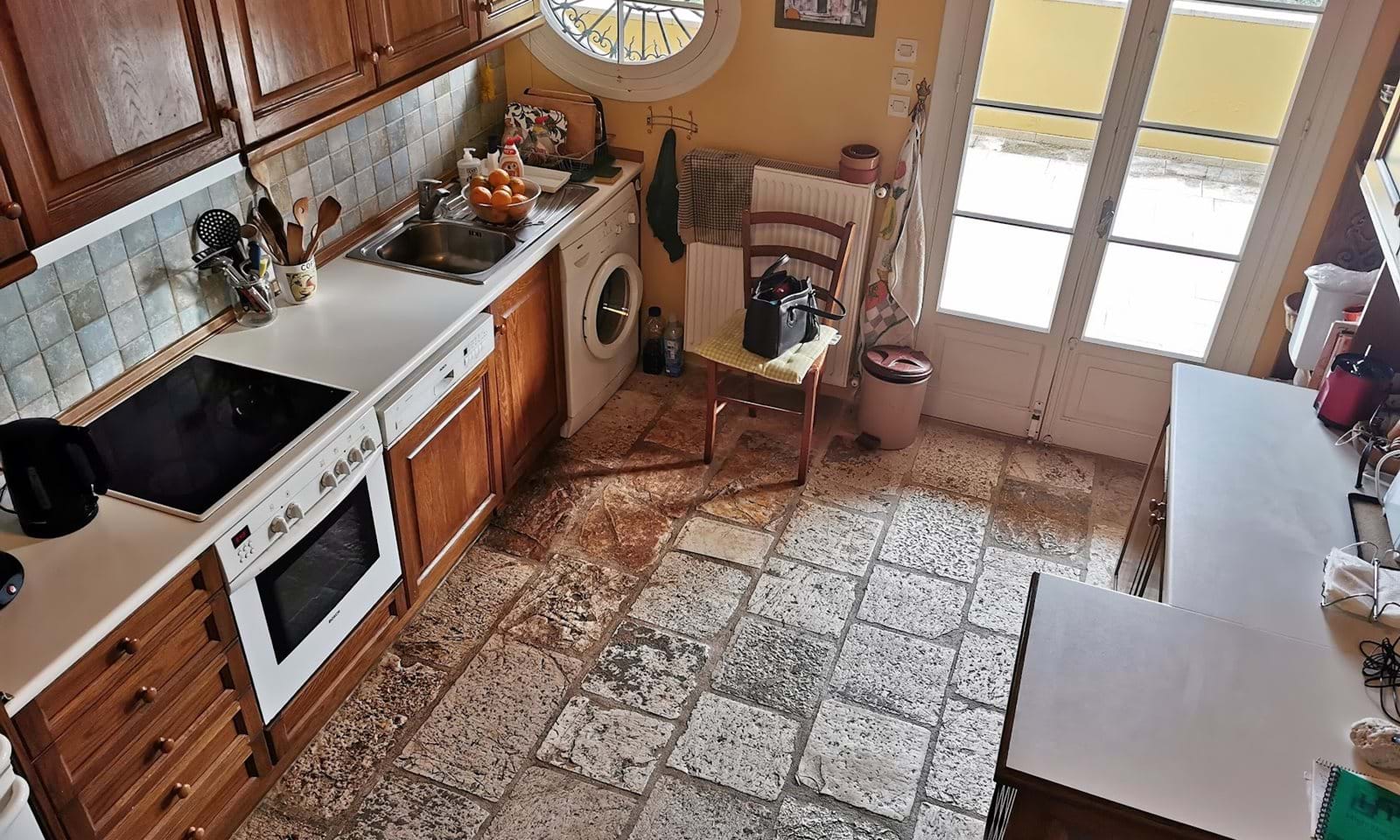 Küche mit historischem Steinboden im EG