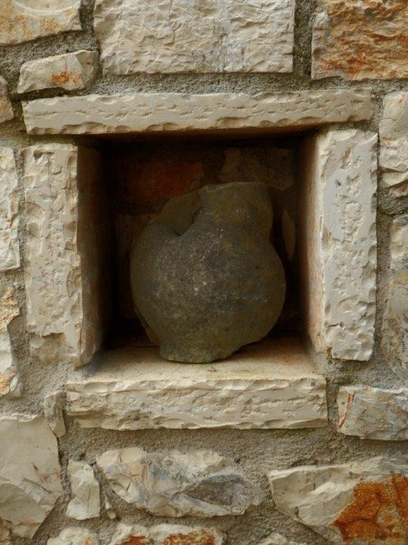 Skulptur in der Hausmauer