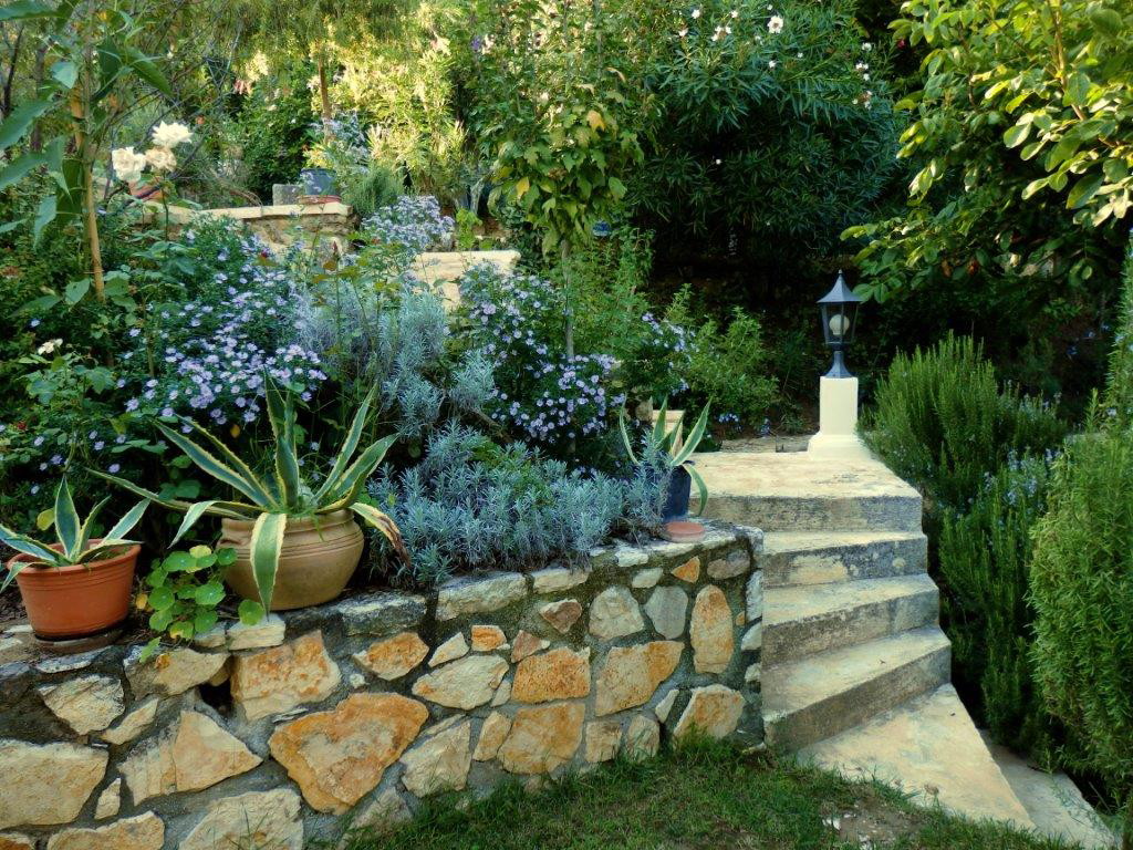 Garten mit historischer Treppe Gutshaus auf Korfu zum Verkauf