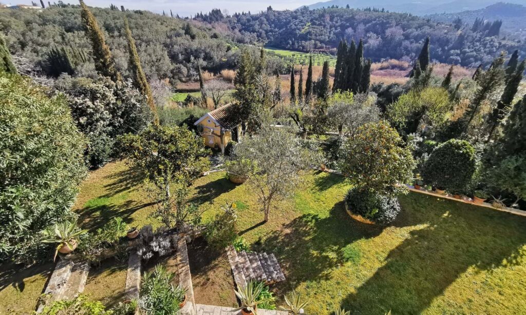 Gartenblick von oben mit Blick auf das Meer, Haus auf Korfu kaufen