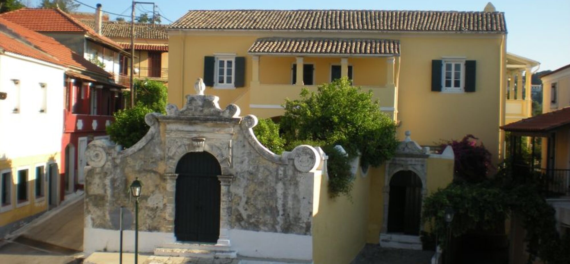 Vorderansicht des venezianischen Gutshauses Montebello in Antipernoi auf Korfu mit historischer Treppe und Eingang