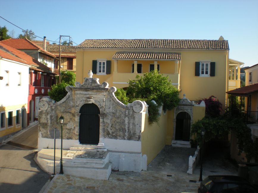 Block von vorne auf das Gutshaus auf Korfu mit historischer Mauer, Privatverkauf
